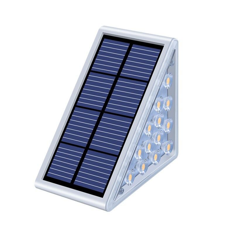 Spot LED solaire installé sur des marches d'escalier