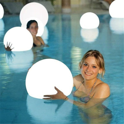 https://www.magic-solaire.com/wp-content/uploads/2021/01/luminaire-boule-de-jardin-a-led-etanche_main-0.jpg