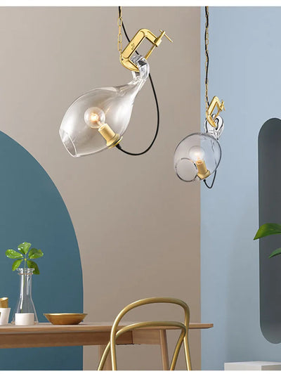 https://cdn.shopify.com/s/files/1/2499/8120/files/lustre-moderne-en-verre-pour-bar-et-salon-design-3.jpg?v=1728377483