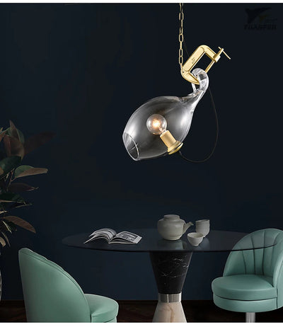 https://cdn.shopify.com/s/files/1/2499/8120/files/lustre-moderne-en-verre-pour-bar-et-salon-design-4.jpg?v=1728377483