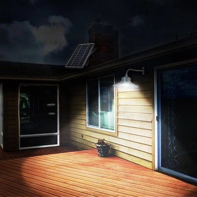 Lampe solaire haute autonomie installée sur façade de maison la nuit