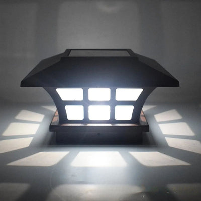 Lampe solaire pour pilier de portail allumée