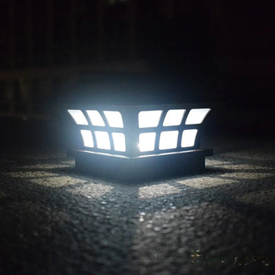 Lampe solaire pour pilier de portail allumée la nuit