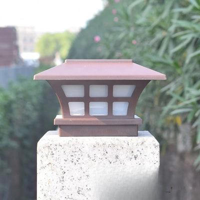 Lampe solaire installée sur un pilier de portail
