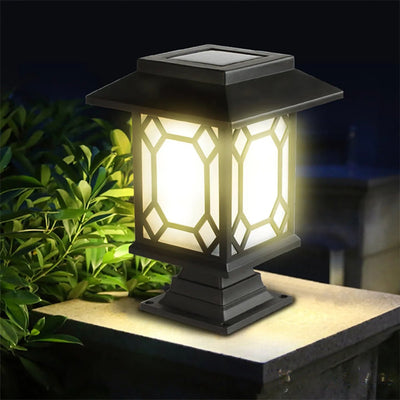 Lampe solaire pour pilier de portail allumée sur un pilier