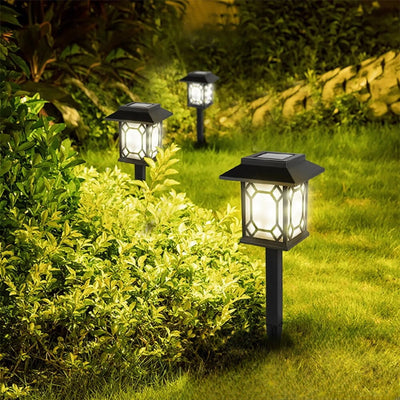 Lampe solaire pour pilier de portail en ambiance jardin