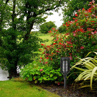 Piquet solaire effet flamme dans un massif de jardin