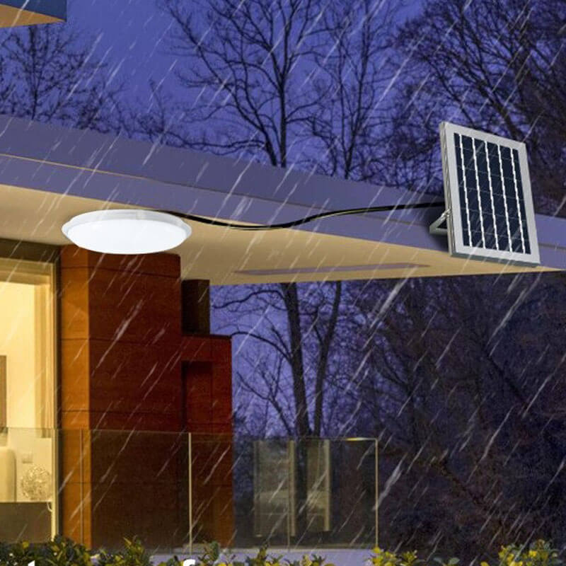 Plafonnier solaire extérieur installé sous un abri