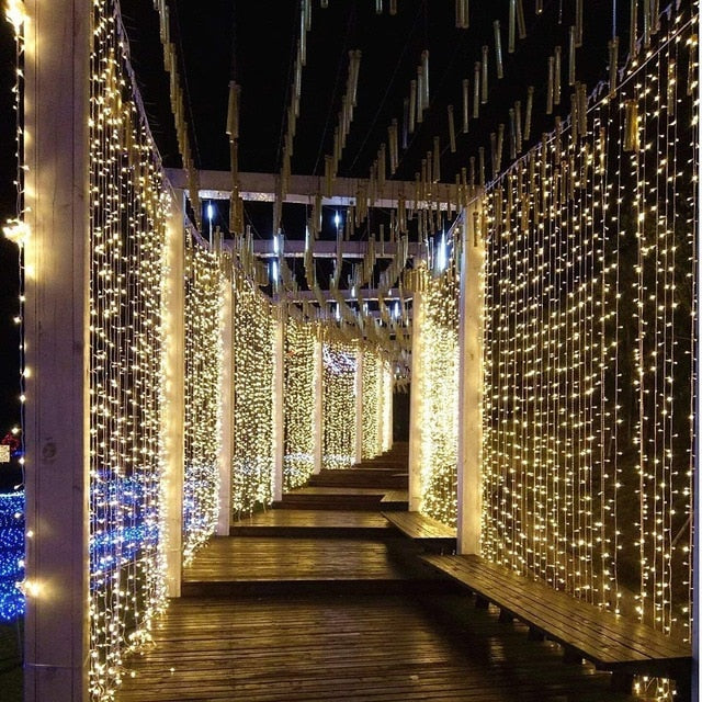Guirlande solaire rideau 300 LED jaune allumée