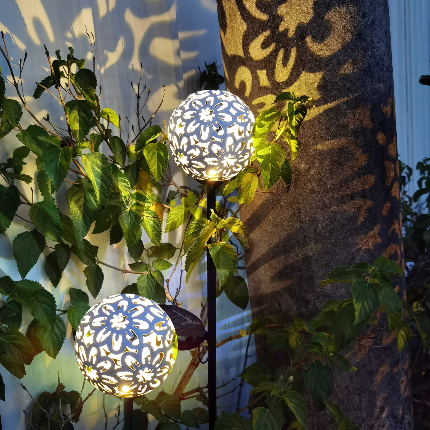 Lampe solaire piquet boule fleur blanche jardin