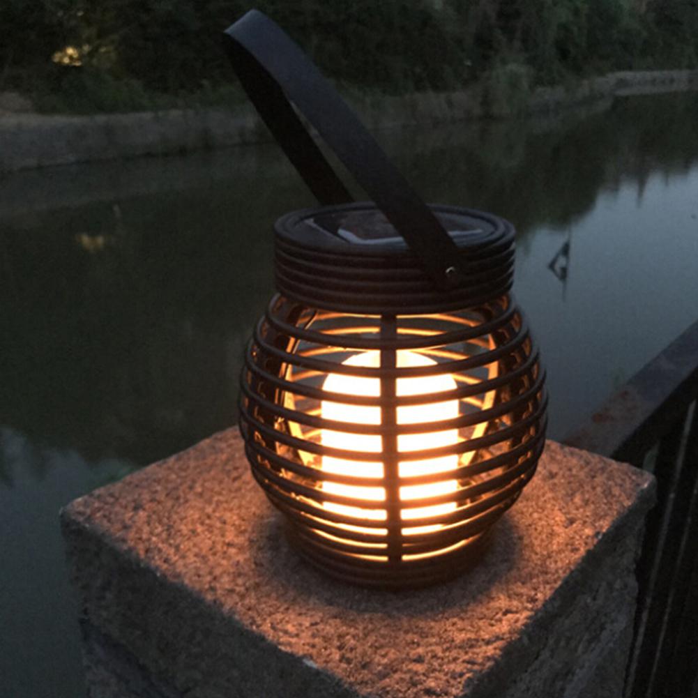 Lanterne solaire jaune autonome classique pour allée