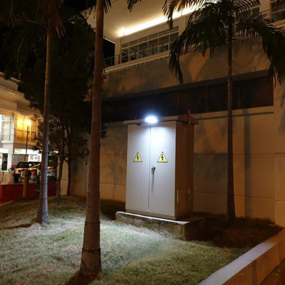 Projecteur solaire éclairant une cour extérieure