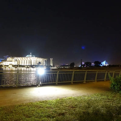 Projecteur solaire éclairant un front de mer la nuit