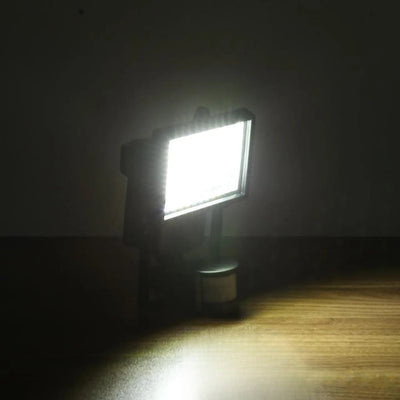 Projecteur solaire 100 LED allumé la nuit