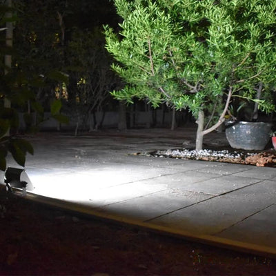 Projecteur solaire 46 LED éclairant une allée la nuit