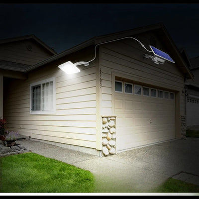 Projecteur solaire LED monté sur la façade d'une maison