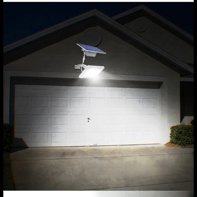 Projecteur solaire LED éclairant un garage la nuit