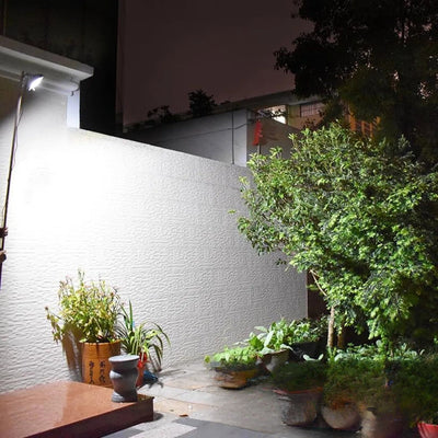 Projecteur solaire 65 LED éclairant une cour la nuit