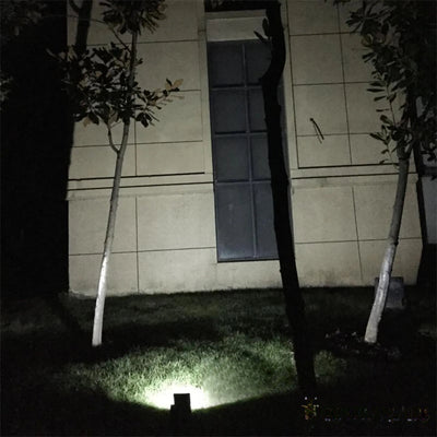 Projecteur solaire d'appoint éclairant une façade la nuit