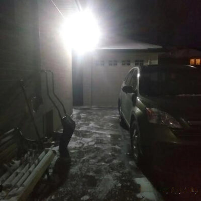 Projecteur solaire double éclairant une allée la nuit
