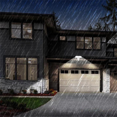 Projecteur solaire double éclairant un garage sous la pluie