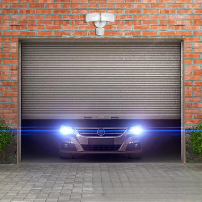 Projecteur solaire double installé au-dessus d'un garage