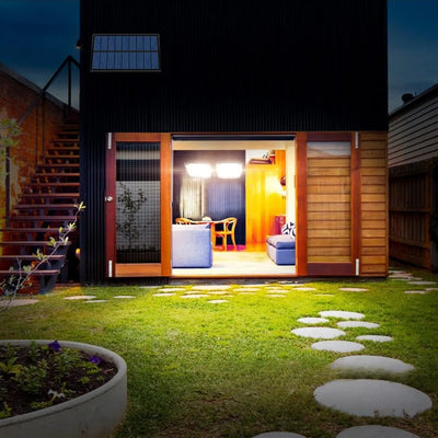 Projecteur solaire double orientable éclairant un jardin la nuit