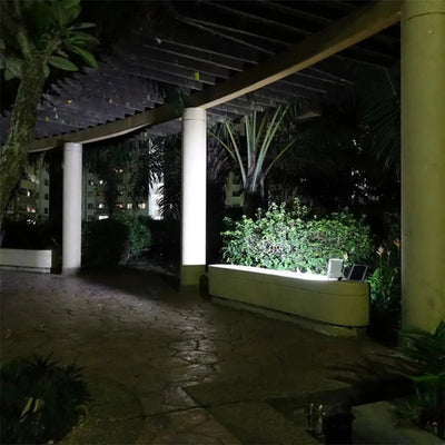 Projecteur solaire portable éclairant un jardin