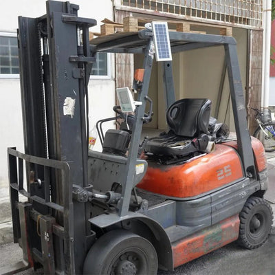 Projecteur solaire portable fixé par aimant sur un engin