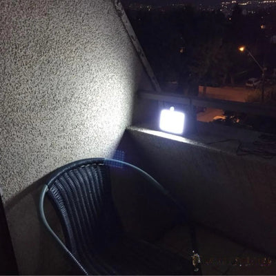 Projecteur solaire slim éclairant un balcon la nuit