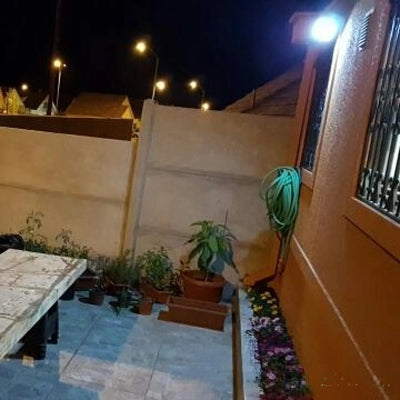 Projecteur solaire slim éclairant une cour la nuit