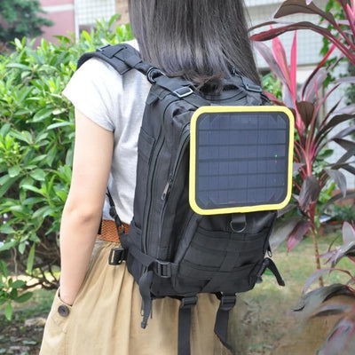 Panneau solaire du projecteur fixé sur un sac à dos