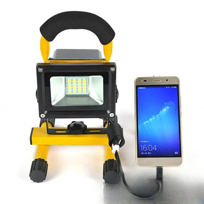 Projecteur solaire USB rechargeant un téléphone