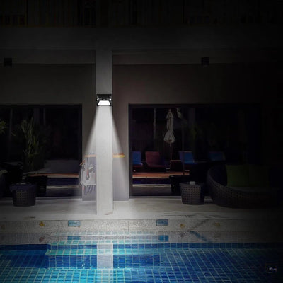 Applique solaire RGBW éclairant une terrasse avec piscine la nuit