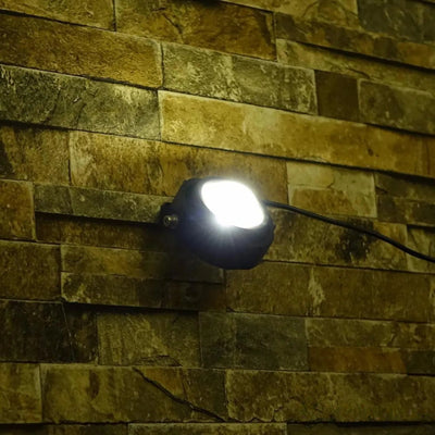Spot solaire orientable monté sur un mur extérieur