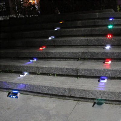 Spots solaires encastrables colorés sur des marches d'escalier