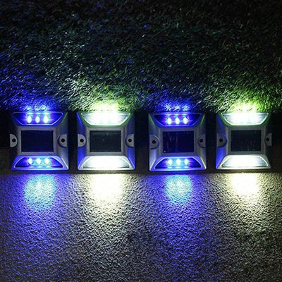 Spots solaires encastrables allumés bleu et blanc au sol