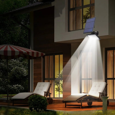 Spot solaire éclairant une terrasse de maison la nuit