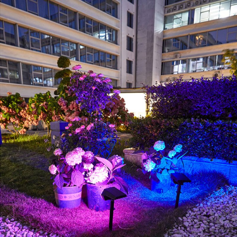 Spot piquet solaire extérieur multicolore 108 LED planté dans le jardin