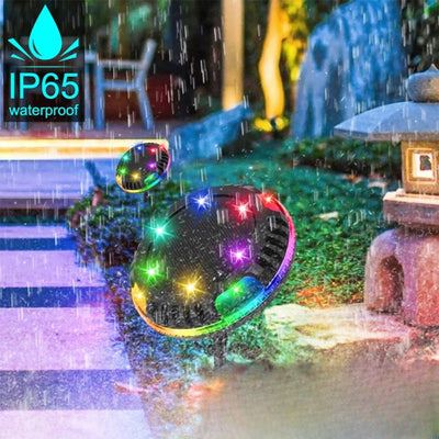 Spot solaire inclinable RGB étanche IP65 dans un jardin