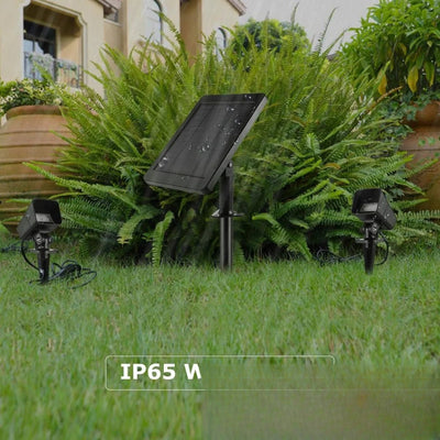 Spot solaire puissant dans un jardin résistant IP65
