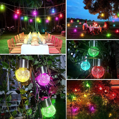 Lampes solaires suspendues multicolores accrochées à un arbre