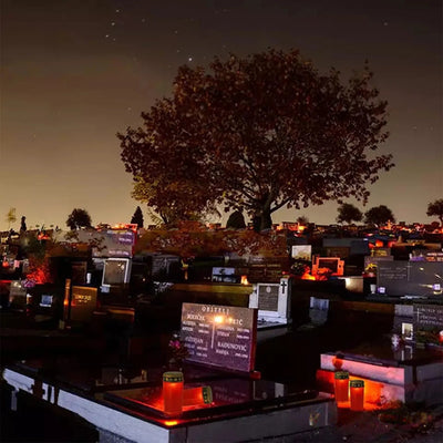 Lanternes solaires allumées dans un cimetière la nuit