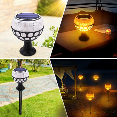 Torches solaires effet flamme en ambiance de jardin la nuit
